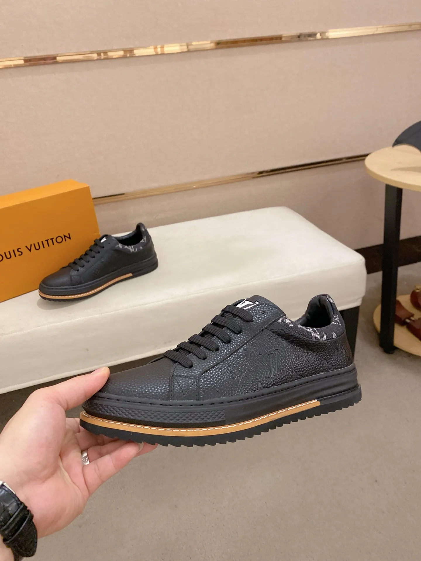 Men's shoes💰 420💰louis vuitton (Louis Vuitton/lv)🔍🔍The new counters are on sale at the same time. The uppers are imported from Italy. ⃣️Re-engraved🇮🇹💪💪, ⚠Sole: The original sole is specially provided by the original factory, the exclusive movable molded sole is super comfortable, ⚠Original and single goods 🔍high quality, you can enter and leave the counter at will, welcome to compare⚠. Code number: 38-44 (45/customized, non-refundable)